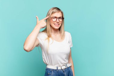 Genç sarışın güzel kadın kafası karışık ve şaşkın hissediyor, deli, deli ya da aklını kaçırmış olduğunu gösteriyor.