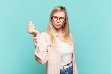 Genç sarışın güzel kadın kapiş ya da para hareketi yapıyor, sana borçlarını ödemeni söylüyor.!