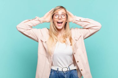 Genç sarışın güzel kadın mutlu, kaygısız, arkadaş canlısı ve rahat görünüyor hayattan ve başarıdan keyif alıyor, pozitif bir tavırla.