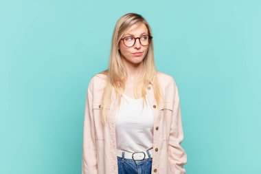 Genç, sarışın, güzel bir kadın. Mutlu düşünceler ve fikirler düşünüyor. Hayal kuruyor.