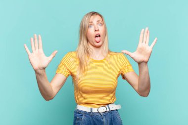 Genç sarışın güzel kadın sersemlemiş ve korkmuş hissediyor. Korkutucu bir şeyden korkuyor. Elleri açık ve uzak dur diyor.