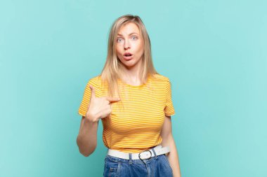 Genç sarışın güzel kadın şaşkın, şaşkın ve güvensiz hissediyor, kendini merak ettiğini gösteriyor ve kim olduğunu soruyor, ben mi??