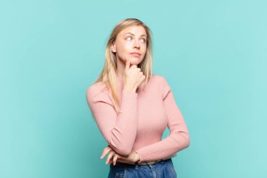 Genç sarışın güzel kadın düşünceli, meraklı ya da hayal kuran, hayal kuran ve mekanı kopyalamak isteyen.