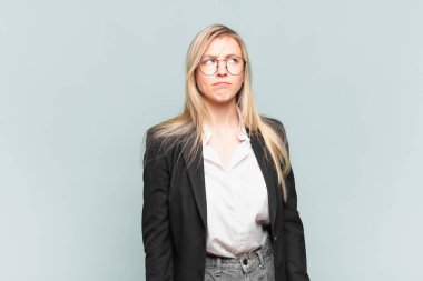 Genç ve güzel iş kadını kafası karışmış görünüyor, merak ediyor ya da bir sorunu çözmeye çalışıyor ya da düşünüyor.