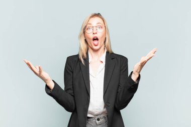 Genç ve güzel iş kadını şok olmuş ve şaşırmış, endişeli ve panik içinde, stresli ve dehşete düşmüş bir bakışla