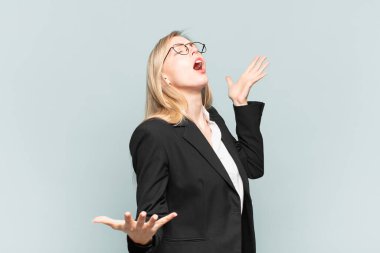 Genç, güzel iş kadını opera yapıyor veya konserde şarkı söylüyor, romantik, sanatsal ve tutkulu hissediyor.