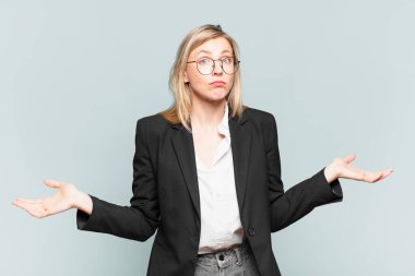 Genç, güzel iş kadını kafası karışık ve kafası karışık, doğru cevap ya da karardan emin değil, bir seçim yapmaya çalışıyor.