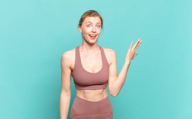 Genç sarışın kadın kendini mutlu, şaşırmış ve neşeli hissediyordu. Olumlu bir tavırla gülümsüyordu. Bir çözüm ya da fikir buluyordu. spor konsepti