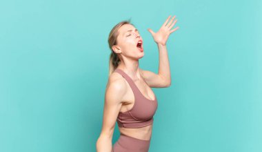 Genç sarışın kadın opera yapıyor veya konserde şarkı söylüyor, romantik, sanatsal ve tutkulu hissediyor. spor konsepti