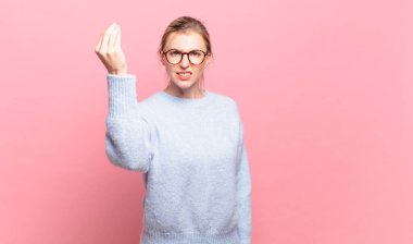 Genç, güzel sarışın kadın kapiş ya da para hareketi yapıyor, sana borçlarını ödemeni söylüyor.!