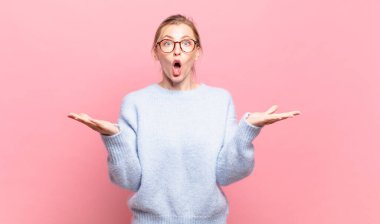 Genç, güzel sarışın kadın şok olmuş ve şaşırmış, endişeli ve panik içinde, stresli ve dehşete düşmüş bir bakışla.