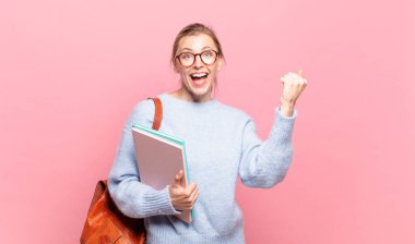 Genç ve güzel bir öğrenci şaşkın, heyecanlı ve mutlu, gülüyor ve başarıyı kutluyor,!