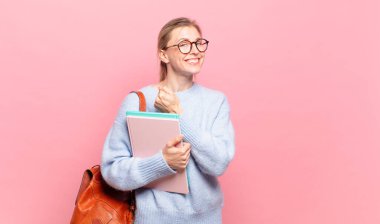 Genç ve güzel bir öğrenci mutlu, pozitif ve başarılı hissediyor, bir meydan okumayla karşılaştığında motive oluyor veya iyi sonuçları kutluyor.