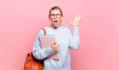 Genç ve güzel bir öğrenci elleri havada bağırıyor. Öfkeli, sinirli ve üzgün hissediyor.