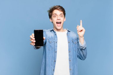 Genç bir çocuk bir fikri fark ettikten sonra mutlu ve heyecanlı bir dahi gibi hisseder, neşeli bir şekilde parmağını kaldırır, eureka! telefon kavramı
