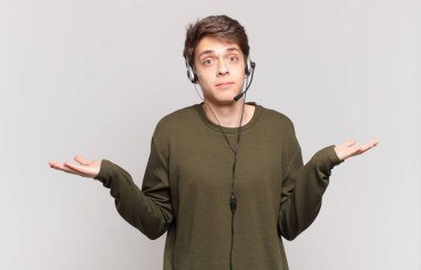 Genç pazarlamacı şaşkın ve şaşkın hissediyor, şüpheci, tartılan veya komik ifadeyle farklı seçenekler seçiyor 