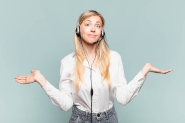 Genç sarışın pazarlamacı kadın şaşkın ve şaşkın, şüpheci, farklı seçenekleri tartıyor veya komik bir ifadeyle seçiyor.