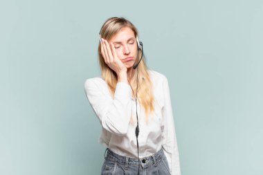 Genç sarışın pazarlamacı kadın sıkılmış, hayal kırıklığına uğramış ve uykulu. Yorucu, sıkıcı ve can sıkıcı bir işin ardından, el ele tutuşarak.