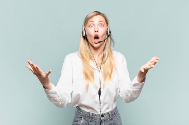 Genç sarışın pazarlamacı kadın şok olmuş ve şaşırmış, endişeli ve paniklemiş, stresli ve dehşete kapılmış bir bakışla