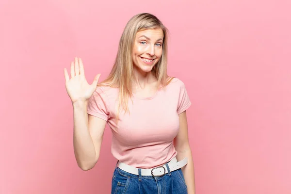 Mladá Blond Hezká Žena Šťastně Vesele Usmívá Mává Rukou Vítá — Stock fotografie