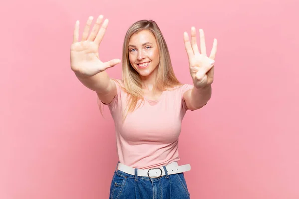 Ung Blond Vacker Kvinna Ler Och Ser Vänlig Visar Nummer — Stockfoto