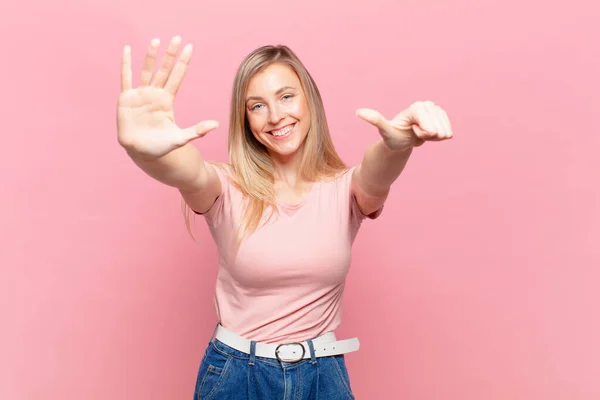 Ung Blond Vacker Kvinna Ler Och Ser Vänlig Visar Nummer — Stockfoto