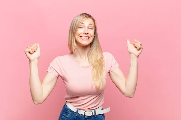 若いブロンドの可愛い女性はとても幸せそして驚き成功を祝い叫び飛び跳ねる — ストック写真