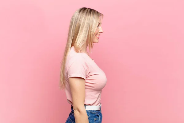 Joven Rubia Bonita Mujer Vista Perfil Mirando Copiar Espacio Por —  Fotos de Stock