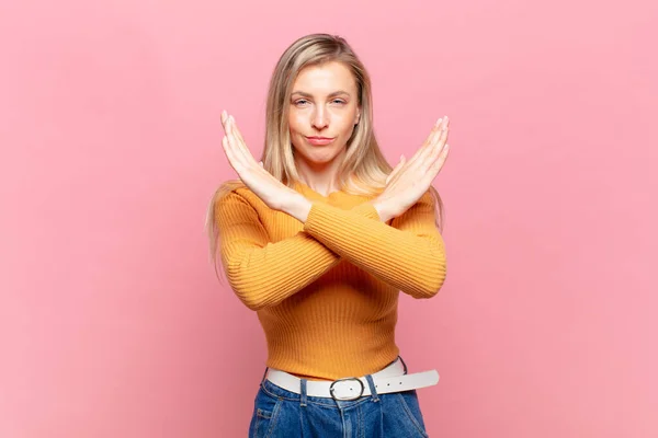 Joven Rubia Bonita Mujer Buscando Molesto Enfermo Actitud Diciendo Basta — Foto de Stock