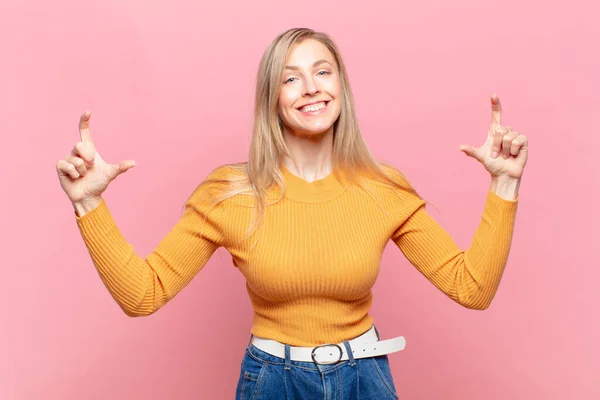 Giovane Bionda Bella Donna Che Incornicia Delinea Proprio Sorriso Con — Foto Stock