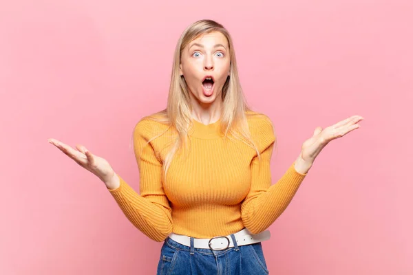 Young Blond Pretty Woman Open Mouthed Amazed Shocked Astonished Unbelievable — Stock Photo, Image
