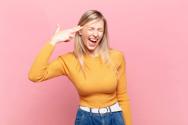 Jong Blond Mooi Vrouw Kijken Ongelukkig Gestresst Zelfmoord Gebaar Maken — Stockfoto