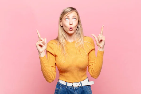 Young Blond Pretty Woman Feeling Awed Open Mouthed Pointing Upwards — Stock Photo, Image