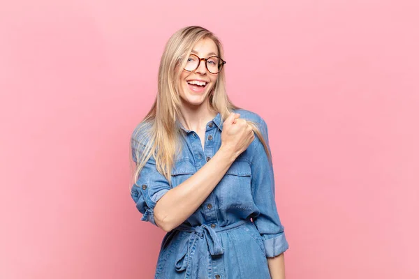 Jong Blond Mooi Vrouw Gevoel Gelukkig Positief Succesvol Gemotiveerd Wanneer — Stockfoto