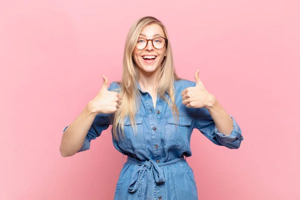 Jovem Loira Bonita Mulher Sorrindo Amplamente Olhando Feliz Positivo Confiante — Fotografia de Stock