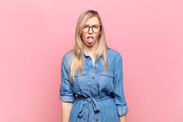 Joven Rubia Bonita Mujer Sintiéndose Disgustada Irritada Sacando Lengua Detestando — Foto de Stock