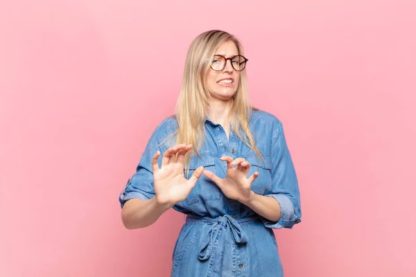 Giovane Bionda Bella Donna Che Sente Disgustato Nausea Allontanarsi Qualcosa — Foto Stock