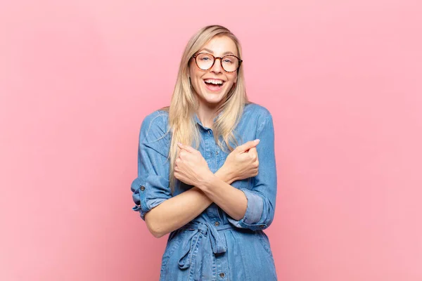 Jong Blond Mooi Vrouw Glimlachen Vrolijk Vieren Met Vuisten Gebald — Stockfoto