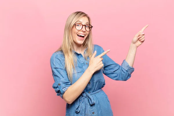 Jong Blond Mooi Vrouw Gevoel Blij Verrast Glimlachen Met Een — Stockfoto