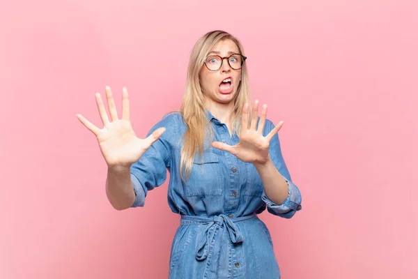 Ung Blond Vacker Kvinna Känner Sig Rädd Backar Och Skriker — Stockfoto