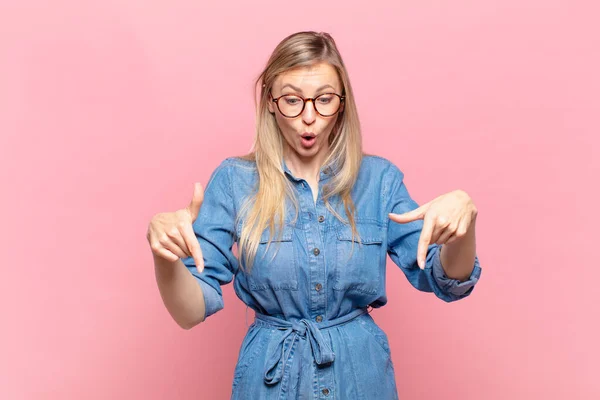 Jong Blond Mooi Vrouw Voelen Geschokt Open Mond Verbaasd Kijken — Stockfoto