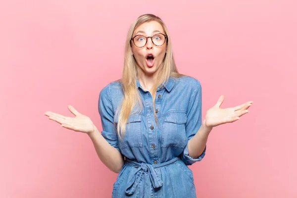 Jong Blond Mooi Vrouw Gevoel Uiterst Geschokt Verrast Angstig Paniekerig — Stockfoto