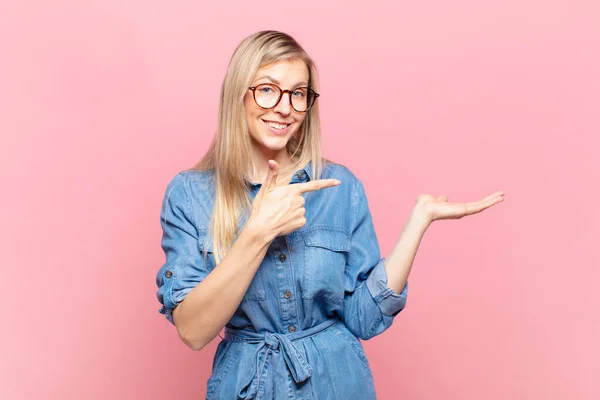 Jong Blond Mooi Vrouw Glimlachen Vrolijk Wijzend Naar Ruimte Kopiëren — Stockfoto