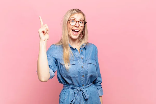 Jovem Loira Bonita Mulher Sentindo Como Gênio Feliz Animado Depois — Fotografia de Stock