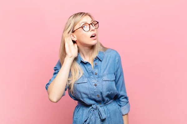 Jong Blond Mooi Vrouw Kijken Serieus Nieuwsgierig Luisteren Proberen Een — Stockfoto