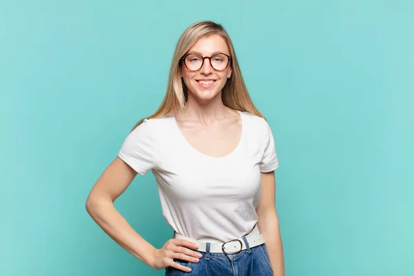 Jovem Loira Bonita Mulher Sorrindo Feliz Com Uma Mão Quadril — Fotografia de Stock