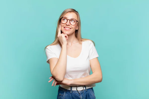 Giovane Bionda Bella Donna Sorridente Felicemente Sognare Occhi Aperti Dubitare — Foto Stock