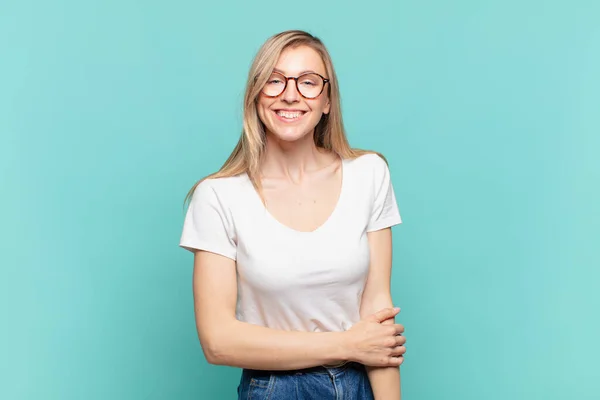 Jovem Loira Bonita Mulher Rindo Tímida Alegre Com Uma Atitude — Fotografia de Stock