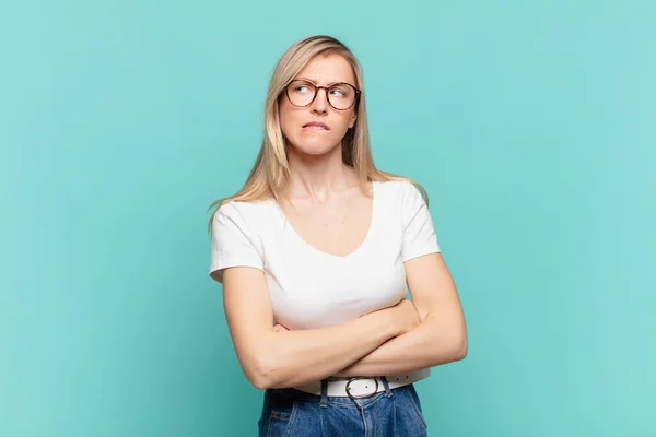 Ung Blond Vacker Kvinna Tvivlar Eller Tänker Bita Läpp Och — Stockfoto