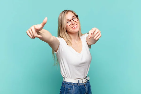 Ung Blond Vacker Kvinna Känner Sig Glad Och Säker Pekar — Stockfoto